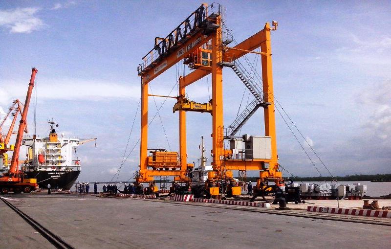 Vận chuyển 2 cần cẩu khung Container RTG